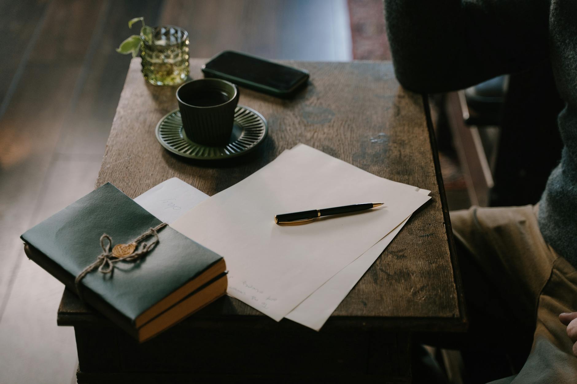 Escritor trabajando en la ambientación de su novela en un escritorio acogedor