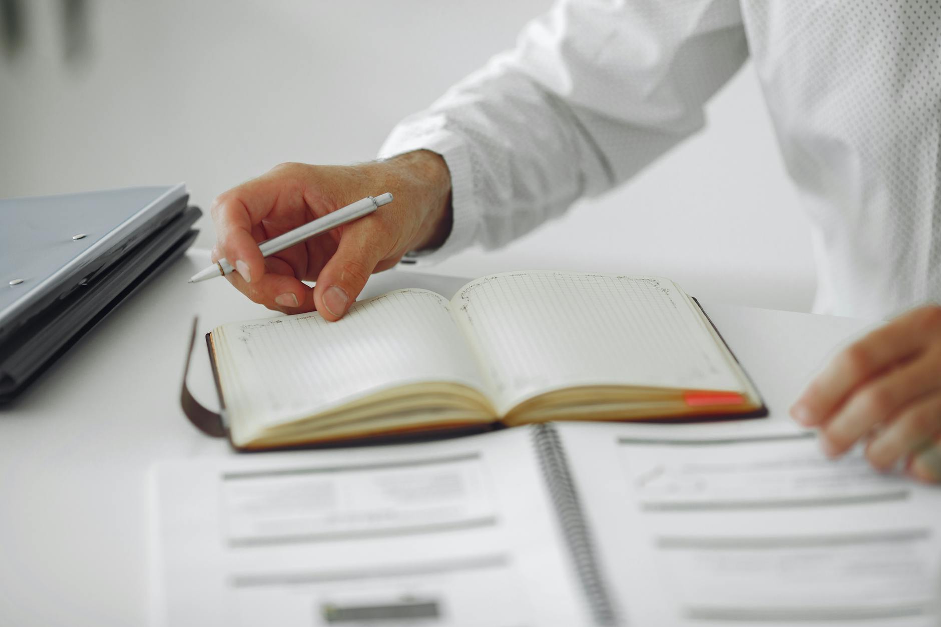 Escritor creando perfil de personaje en un cuaderno, lápiz y notas